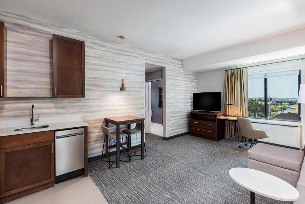 1 Bedroom Suite, 1 King, Sofa bed, City view interior
